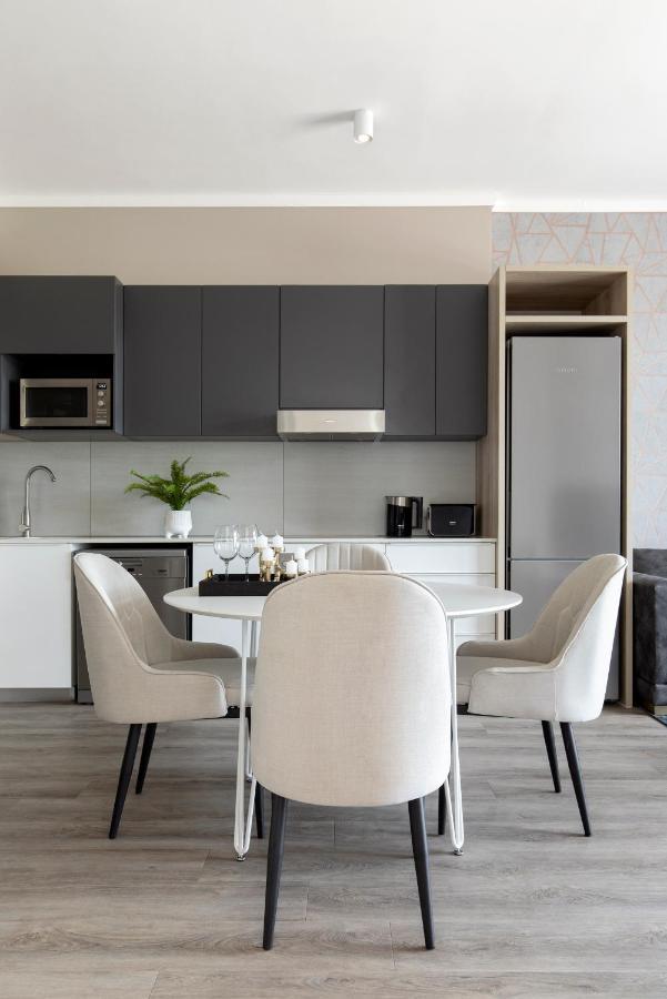 Apartment Menlyn - Black Marble