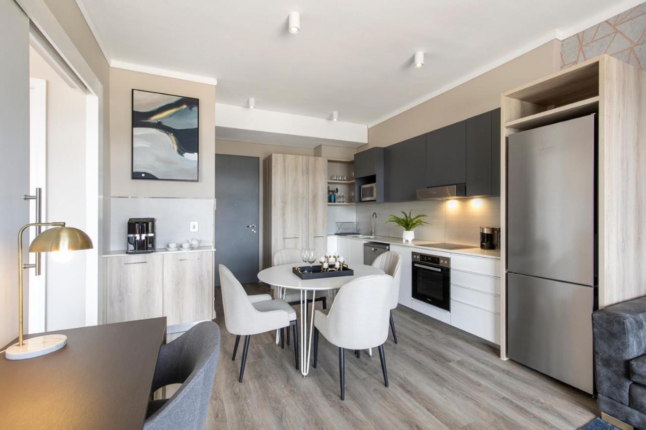 Menlyn - Black Marble Apartment *